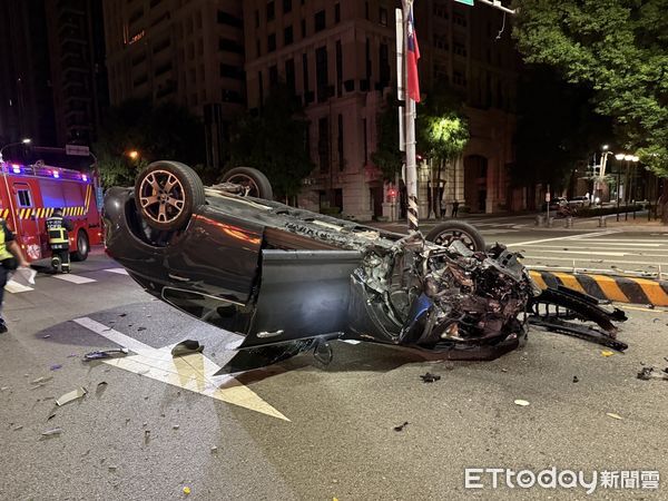 ▲▼瑪莎拉蒂女駕駛深夜自撞分隔島，整車翻覆。（圖／民眾提供）