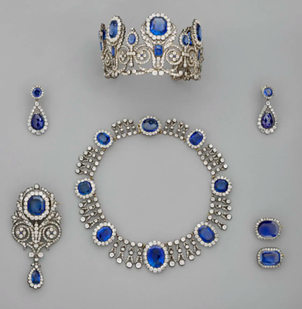 ▲羅浮宮藍寶石冠冕與耳環套組（Sapphire Tiara, Necklace, and Earring Set）。（圖／取自羅浮宮官網）