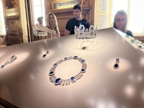 ▲▼藍寶石冠冕與耳環套組（Sapphire Tiara, Necklace, and Earring Set）。（圖／VCG）