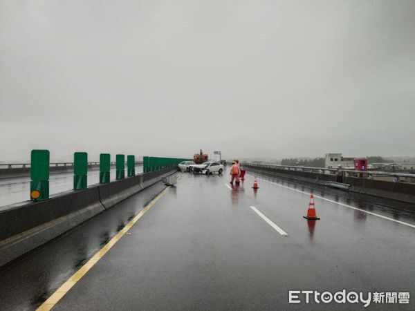 ▲▼國道5號南向50.7公里處內側車道，今早發生2車車禍，釀2傷。（圖／記者游芳男翻攝，下同）