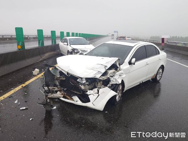 ▲▼國道5號南向50.7公里處內側車道，今早發生2車車禍，釀2傷。（圖／記者游芳男翻攝，下同）