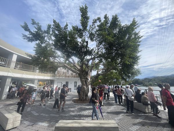 ▲苗栗縣明德水庫首創水陸空體驗，消息一出，本周末已湧入數10台遊覽車和300-400散客。（圖／業者提供）