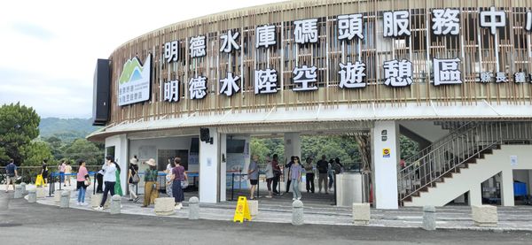 ▲苗栗縣明德水庫首創水陸空體驗，消息一出，本周末已湧入數10台遊覽車和300-400散客。（圖／業者提供）