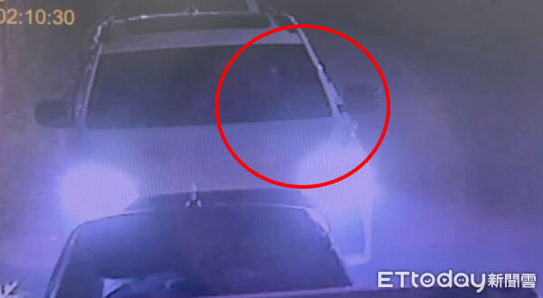 ▲▼高雄BB槍怪客街頭亂射，2車遭射擊受損。（圖／記者賴文萱翻攝）