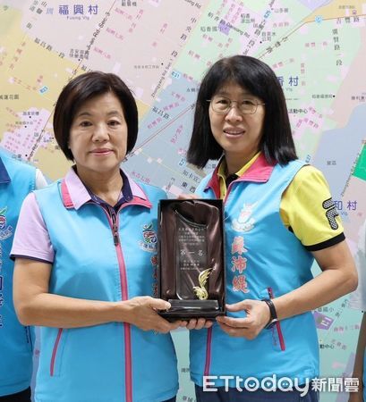 ▲吉安鄉長游淑貞（左）開心秀出榮獲第一名獎牌。(圖／吉安鄉公所提供)