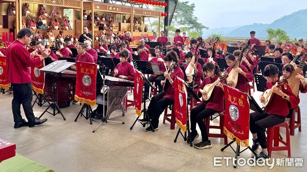 ▲南投縣長許淑華親臨開幕，2025華嚴萬神嘉年華盛大登場。（圖／民眾提供）