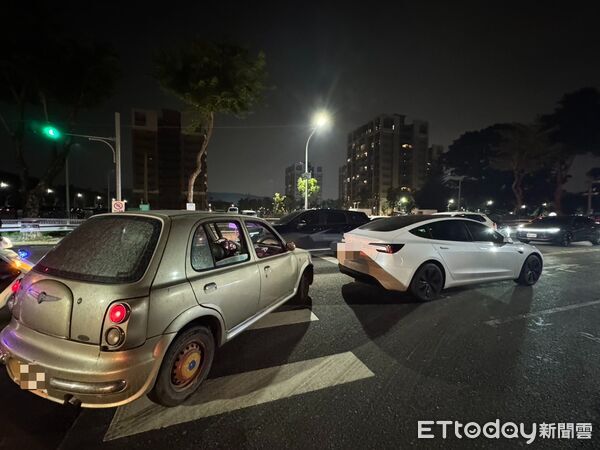 ▲▼張姓男子駕駛自小客車在變換車道時，不慎撞到停等紅燈的胡姓女子駕駛的特斯拉。警方到現場處理時，發現張男不僅三項違規，就連車子都是贓車，當場將他依竊盜罪逮捕。（圖／記者吳世龍翻攝）