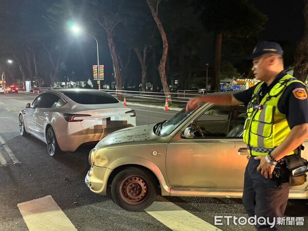 ▲▼張姓男子駕駛自小客車在變換車道時，不慎撞到停等紅燈的胡姓女子駕駛的特斯拉。警方到現場處理時，發現張男不僅三項違規，就連車子都是贓車，當場將他依竊盜罪逮捕。（圖／記者吳世龍翻攝）