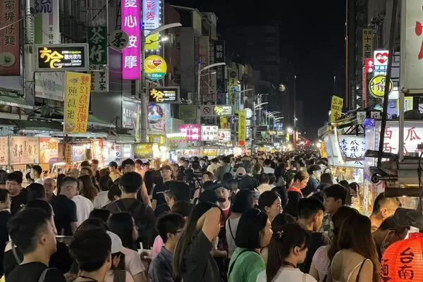 ▲▼BLACKPINK高許開唱帶來驚人3億觀光產值，夜市直至深夜排隊人潮仍舊不散，許多攤商業績成長至少3成。（圖／記者許宥孺翻攝）