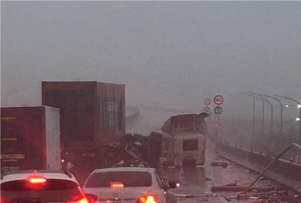 ▲貨車行經台61線時自撞，車頭斷裂、碎片滿地。（圖／民眾提供）