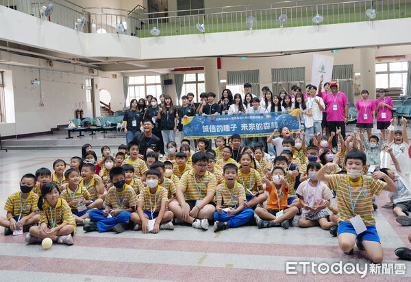 ▲嘉南藥理大學帶隊走進下營中營國小舉辦誠信營隊，透過戲劇與遊戲傳遞誠實守信觀念。（記者林東良翻攝，下同）