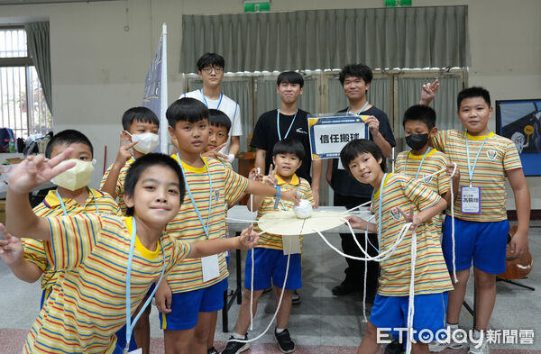 ▲嘉南藥理大學帶隊走進下營中營國小舉辦誠信營隊，透過戲劇與遊戲傳遞誠實守信觀念。（記者林東良翻攝，下同）