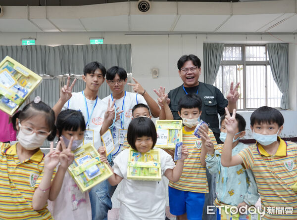 ▲嘉南藥理大學帶隊走進下營中營國小舉辦誠信營隊，透過戲劇與遊戲傳遞誠實守信觀念。（記者林東良翻攝，下同）