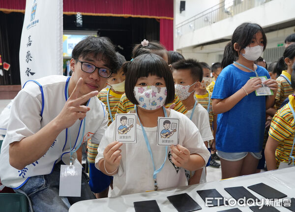 ▲嘉南藥理大學帶隊走進下營中營國小舉辦誠信營隊，透過戲劇與遊戲傳遞誠實守信觀念。（記者林東良翻攝，下同）