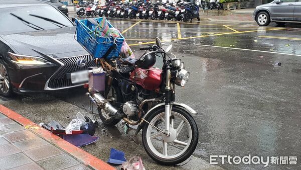 ▲▼台北市大同區酒泉街賓士撞機車，70歲男騎士命危搶救中。（圖／記者黃彥傑攝）