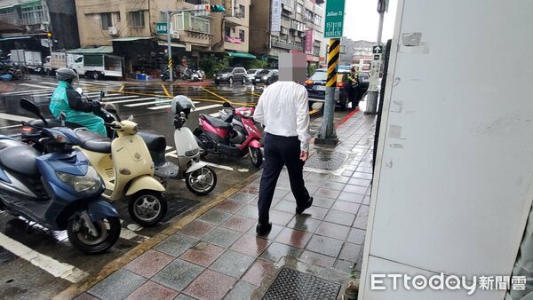 ▲▼台北市大同區酒泉街賓士撞機車，70歲男騎士命危搶救中。（圖／記者黃彥傑攝）