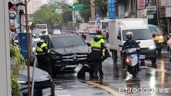 ▲▼台北市大同區酒泉街賓士撞機車，70歲男騎士命危搶救中。（圖／記者黃彥傑攝）