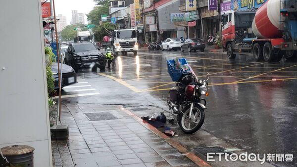 ▲▼台北市大同區酒泉街賓士撞機車，70歲男騎士命危搶救中。（圖／記者黃彥傑攝）