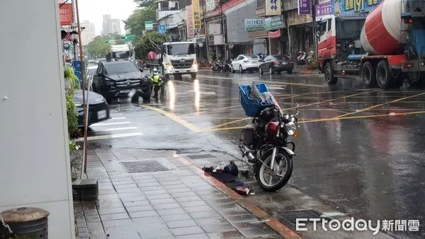 ▲▼台北市大同區酒泉街賓士撞機車，70歲男騎士命危搶救中。（圖／記者黃彥傑攝）