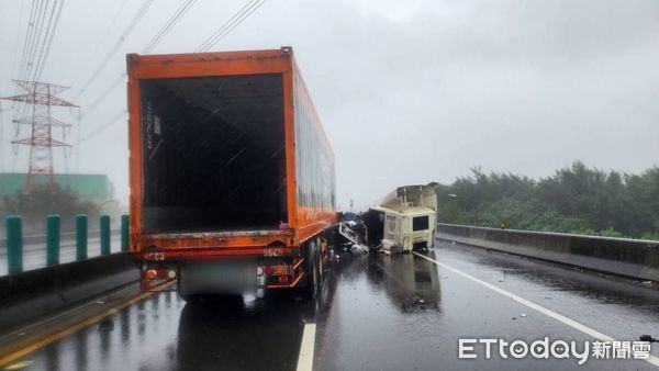 ▲聯結車行經台61線時自撞，車頭斷裂、碎片滿地。（圖／記者楊熾興翻攝）