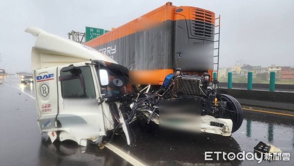 ▲聯結車行經台61線時自撞，車頭斷裂、碎片滿地。（圖／記者楊熾興翻攝）