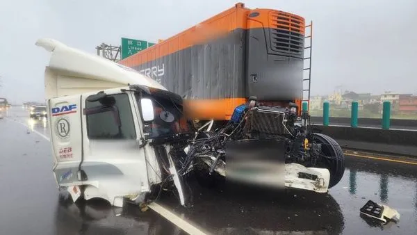 ▲聯結車行經台61線時自撞，車頭斷裂、碎片滿地。（圖／記者楊熾興翻攝）