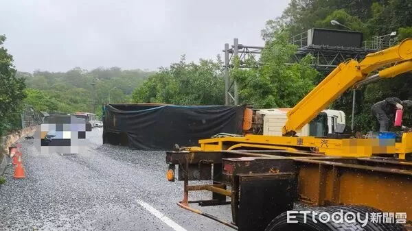 ▲新北市瑞芳區台62線12.3k發生翻車意外。（圖／記者郭世賢翻攝）