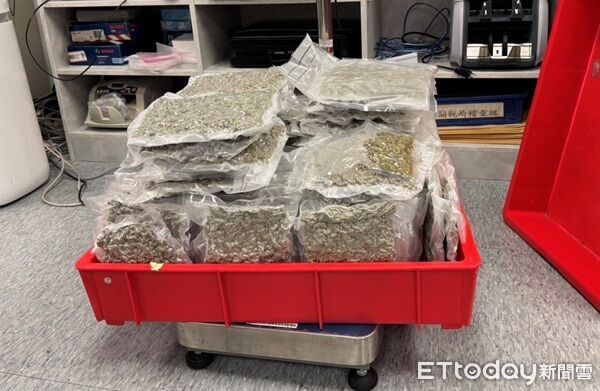 ▲▼自泰國曼谷以行李夾藏市價約2000萬元大麻搭機返臺多包整齊密封之大麻，總重量高達11.89公斤。（圖／航警局提供）