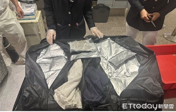 ▲▼自泰國曼谷以行李夾藏市價約2000萬元大麻搭機返臺多包整齊密封之大麻，總重量高達11.89公斤。（圖／航警局提供）