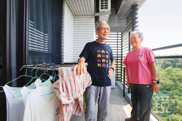 88歲的李爸偕妻入住好好園館1年多，住宅配有大陽台、採光充足，平日也有生活管家照料。