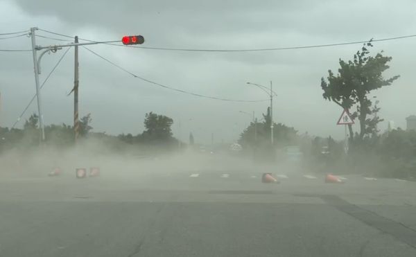 ▲鹿港東石路飛沙走石加上一旁工程，有如沙塵暴襲來。（圖／民眾提供）