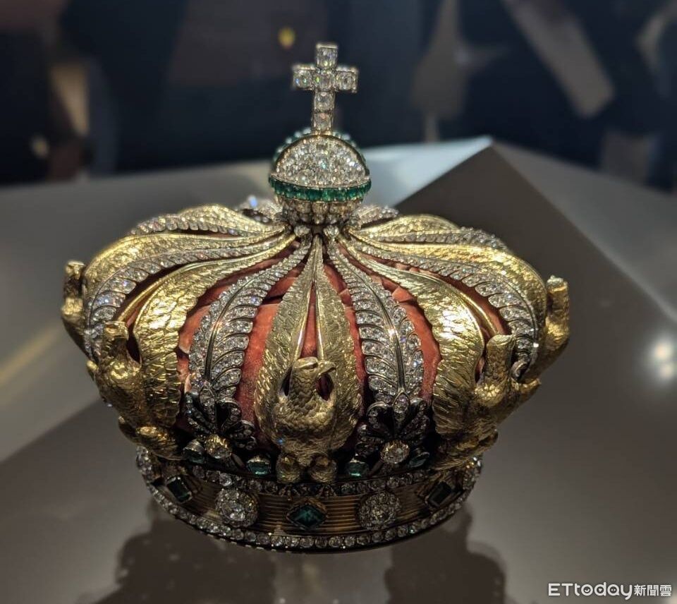 ▲羅浮宮、拿破崙三世的妻子、歐仁妮皇后（Eug&eacute;nie de Montijo）后冠。（圖／記者閔文昱攝）