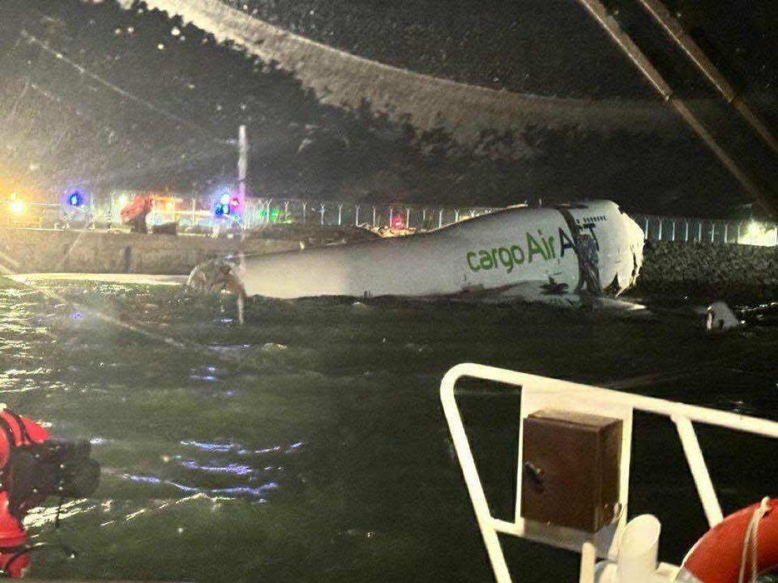 阿聯酋貨機「機身截斷泡海中」畫面曝！　撞香港地勤車1死1傷