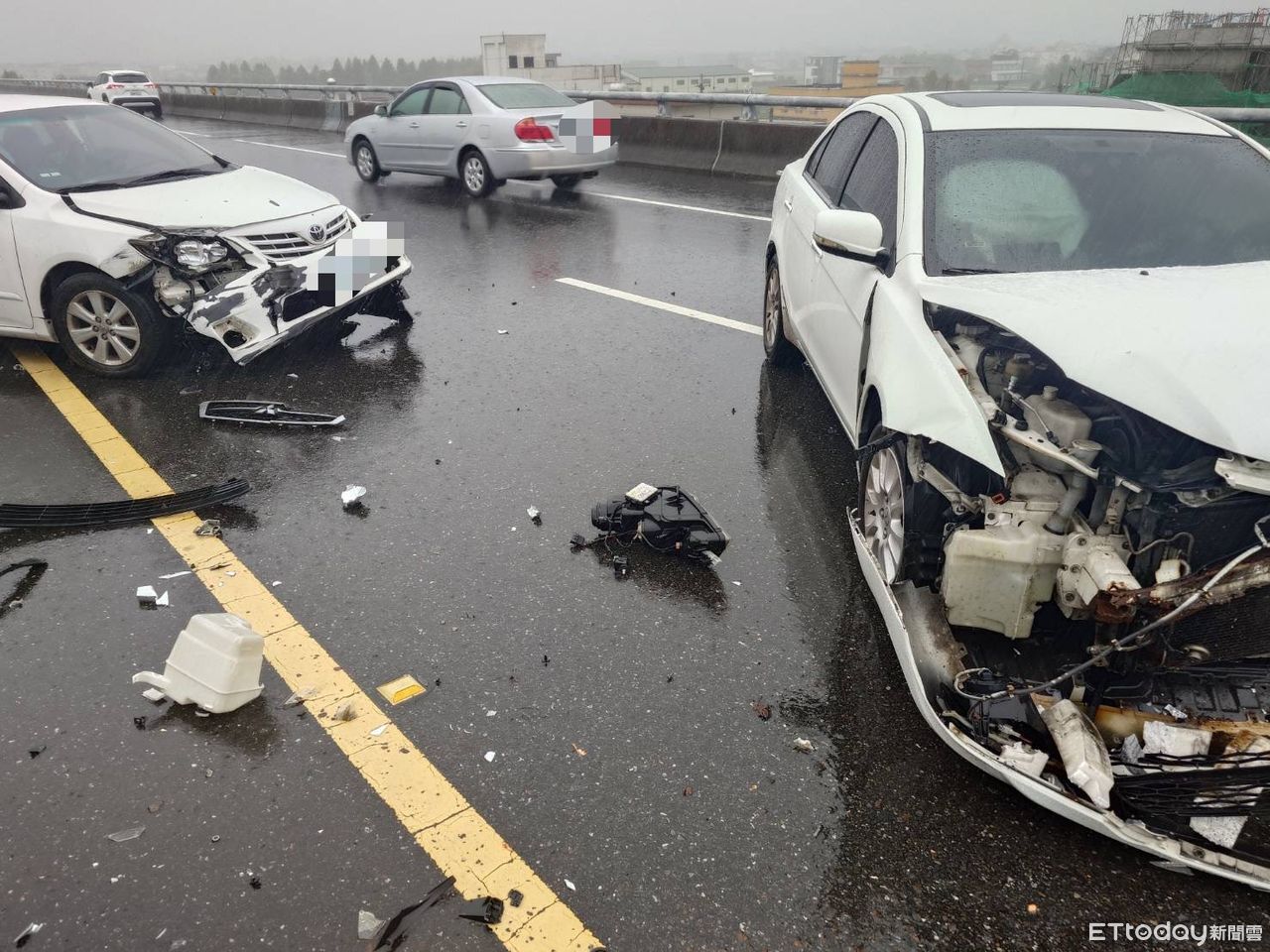 國5女駕駛「打水漂」撞護欄！後車閃不過追撞　2人送醫