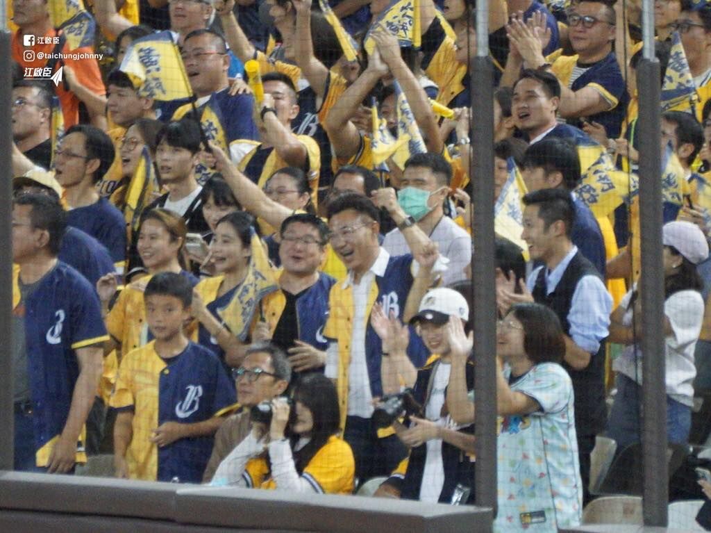 ▲▼江啟臣進場支持中信兄弟。（圖／翻攝自Facebook／江啟臣）