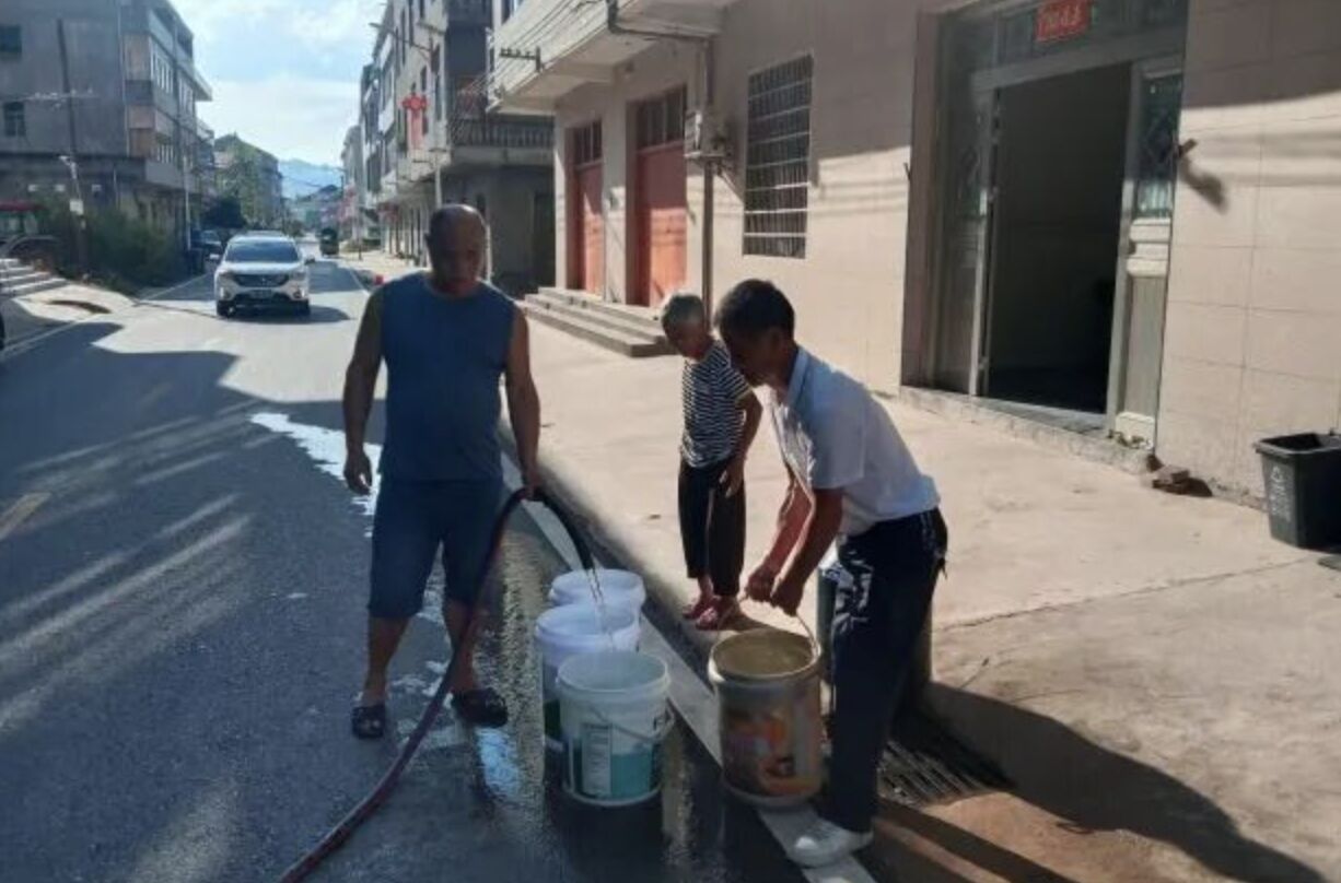 ▲江西上饒毛村鎮楊塢村乾旱數月無乾淨水可飲用。（圖／翻攝極目新聞）