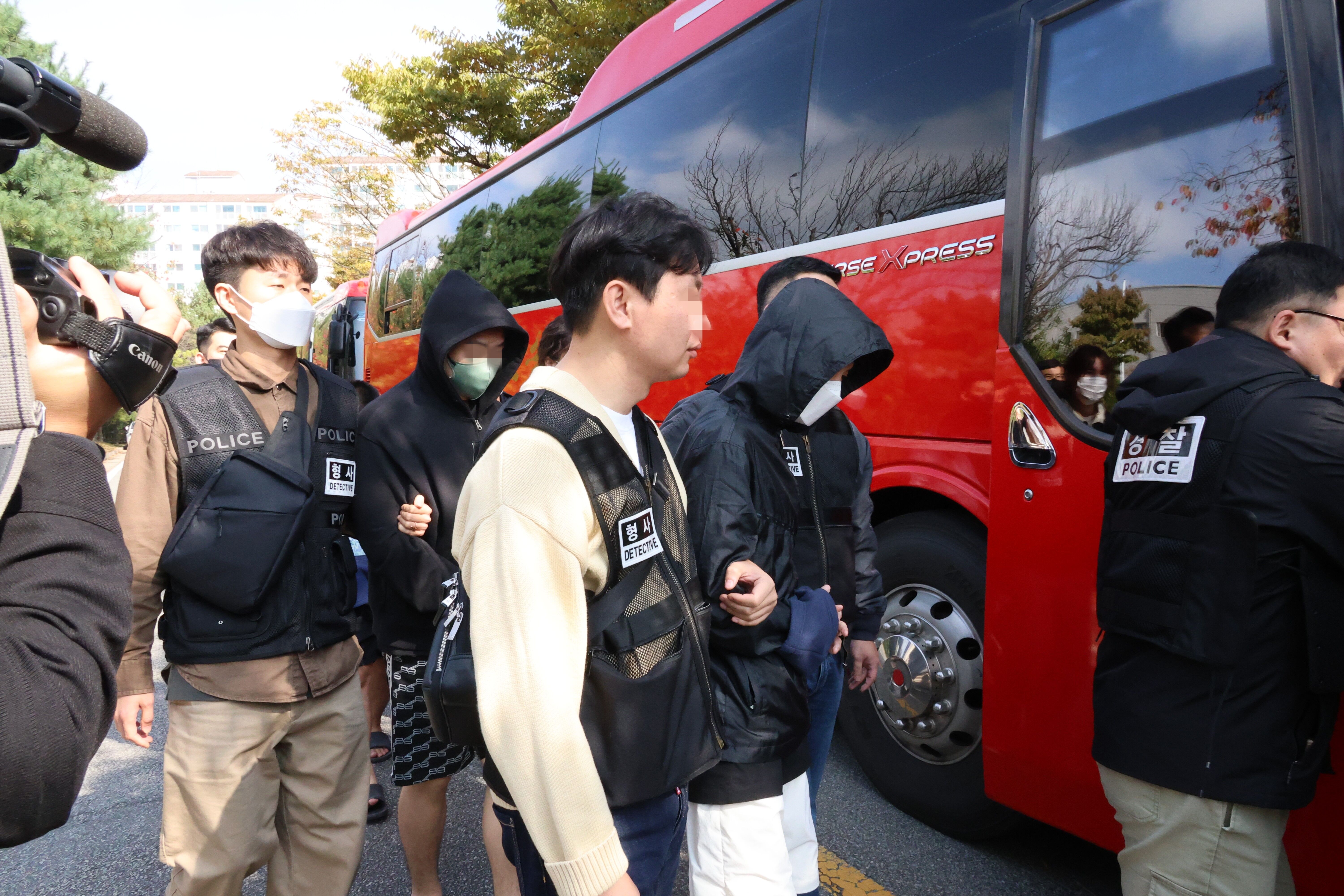 ▲▼南韓大田地方法院洪城支院20上午開庭審訊赴柬埔寨參與詐騙的韓籍豬仔。（圖／達志影像）