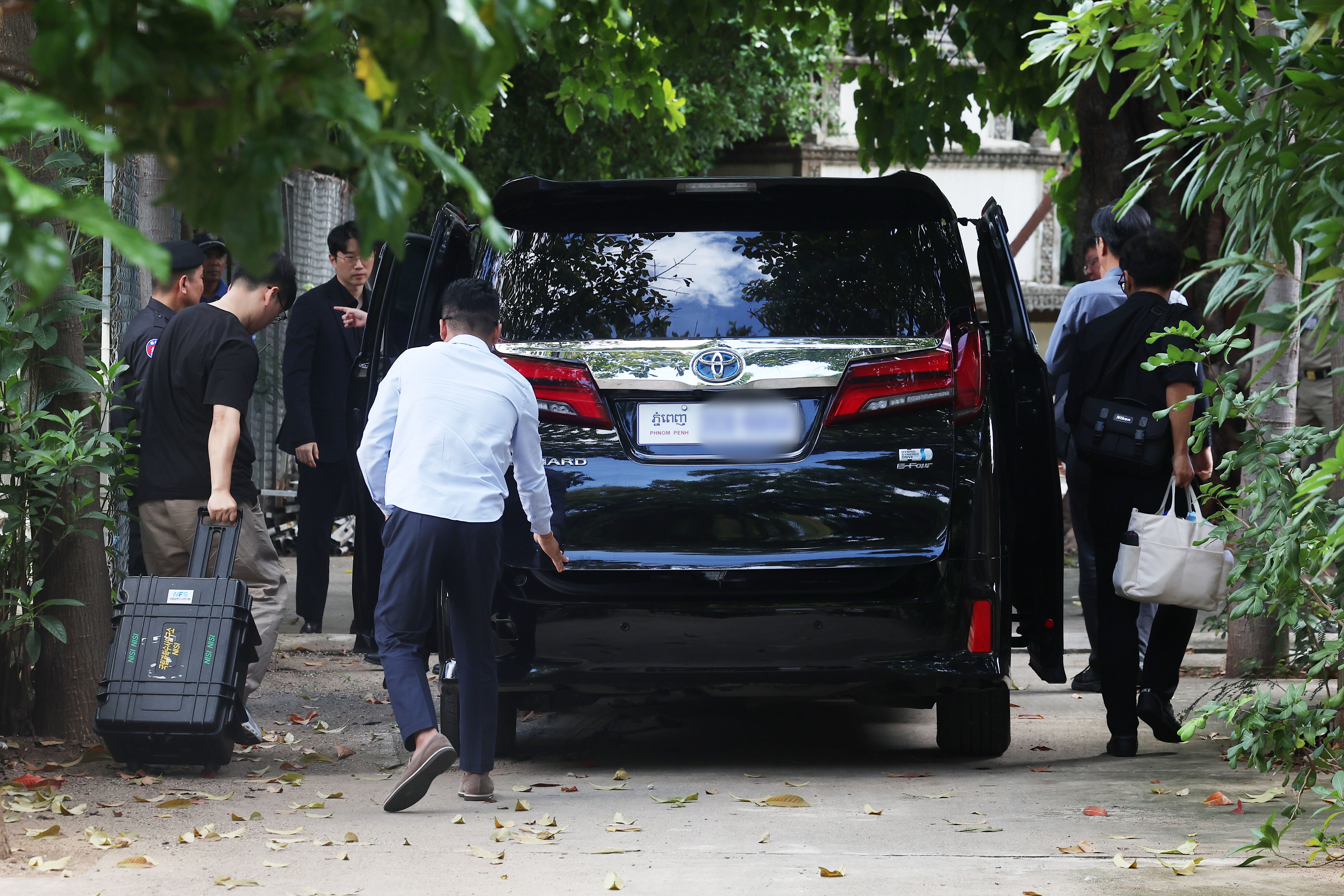 ▲▼南韓法醫與警方搜查官抵達柬埔寨首都金邊，20日出席朴姓男大生遺體解剖。（圖／達志影像）