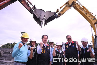 嘉邑行善團撤離花蓮! 2怪手比愛心「以愛同行」守護光復