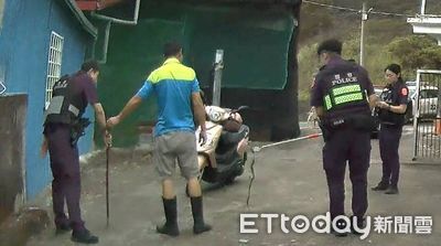 廚房有蛇！關山警與警友合力捕捉臭青母　安全放生回歸山林