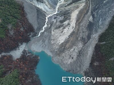 馬太鞍溪堰塞湖最新現況！湖水持續從溢流口流出　無潰決跡象