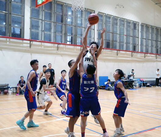 ▲來自德國的泰斯旱地拔蔥取分，此役他14分並抓下6籃板，林倚諾（中）禁區躍起投進致勝兩分。（圖／U19籃球聯盟）