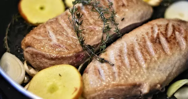 有研究指出，食用過度高溫烹飪的食物容易誘發失智與心臟病。（示意圖／pixabay）