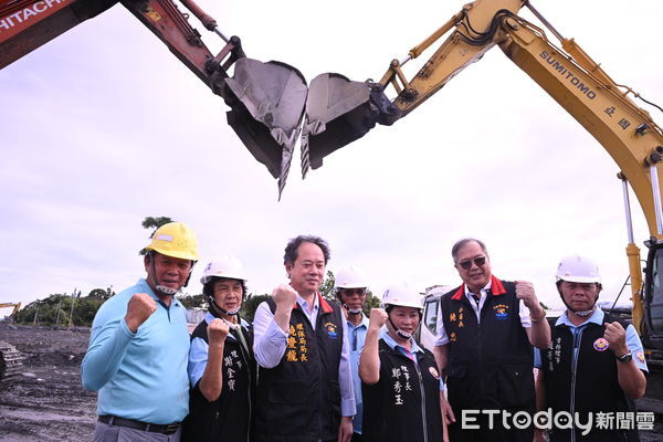 ▲▼花蓮怪手比愛心。（圖／花蓮縣政府）