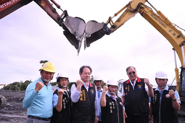 ▲▼花蓮怪手比愛心。（圖／花蓮縣政府）