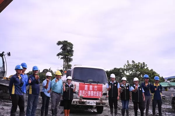▲馬太鞍堰塞湖潰壩災害發生後，嘉義市嘉邑行善團第一時間赴災區協助清淤。（圖／花蓮縣政府提供，下同）