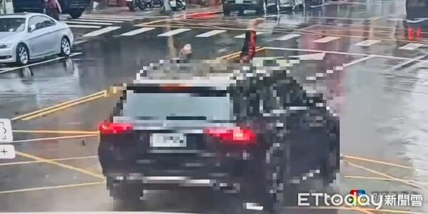 ▲賓士休旅車直接撞翻黃男雙載機車、黃送醫後不治身亡。（圖／記者張君豪翻攝）