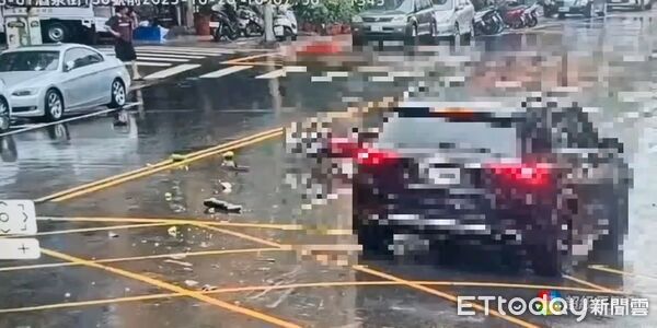 ▲賓士休旅車直接撞翻黃男雙載機車、黃送醫後不治身亡。（圖／記者張君豪翻攝）