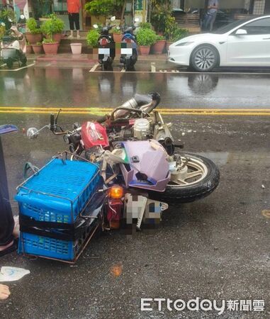 ▲賓士休旅車直接撞翻黃男雙載機車、黃送醫後不治身亡。（圖／記者張君豪翻攝）