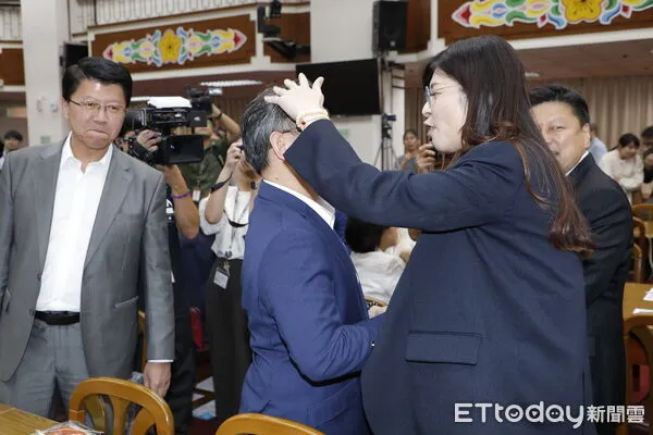 ▲▼鄭麗文20日拜會國民黨團，伸手「摸頭」黃健豪。（圖／記者湯興漢攝）